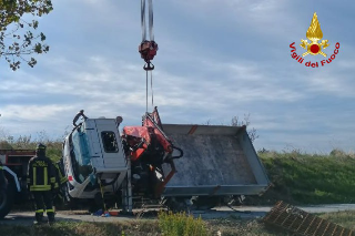 Falconara - Camion si ribalta in via Aeroporto: intervengono i Vigili del Fuoco